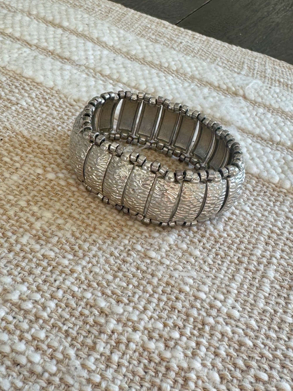 LIKE NEW 🩵 BEAUTIFUL SILVER STRETCH BRACELET/ BANGLE